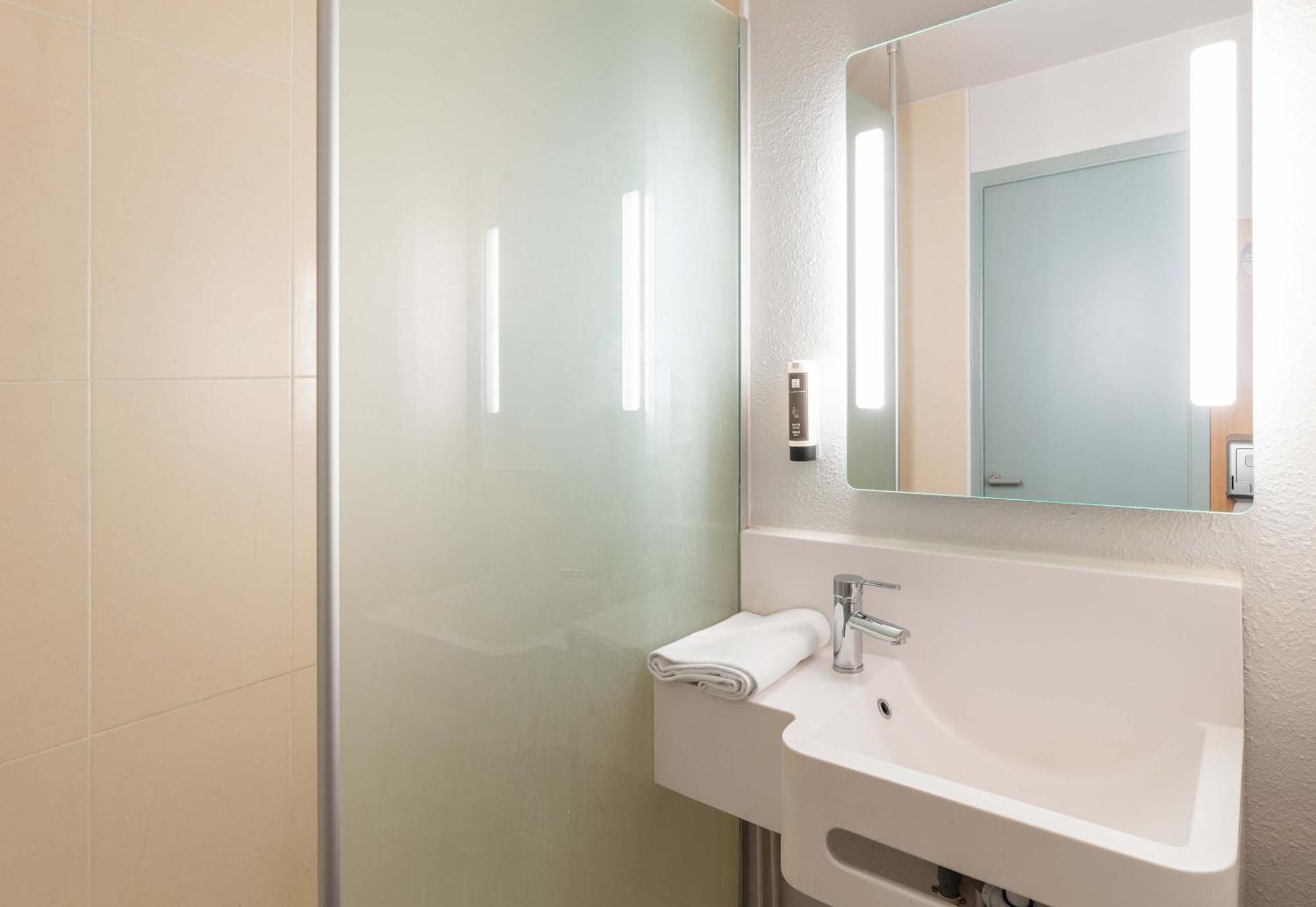 B&B Hotel Lyon Grand Stade Meyzieu Εξωτερικό φωτογραφία
