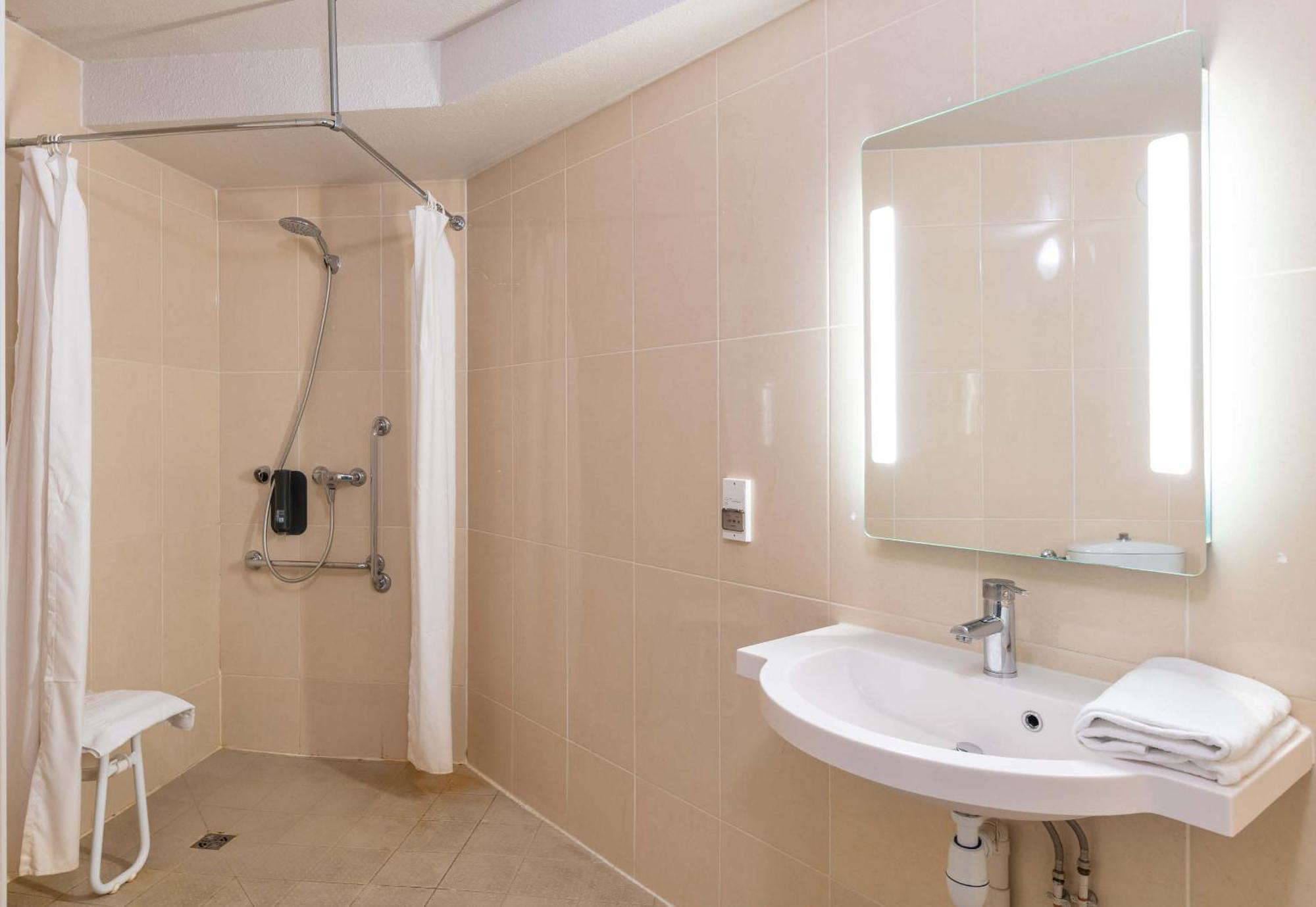 B&B Hotel Lyon Grand Stade Meyzieu Εξωτερικό φωτογραφία